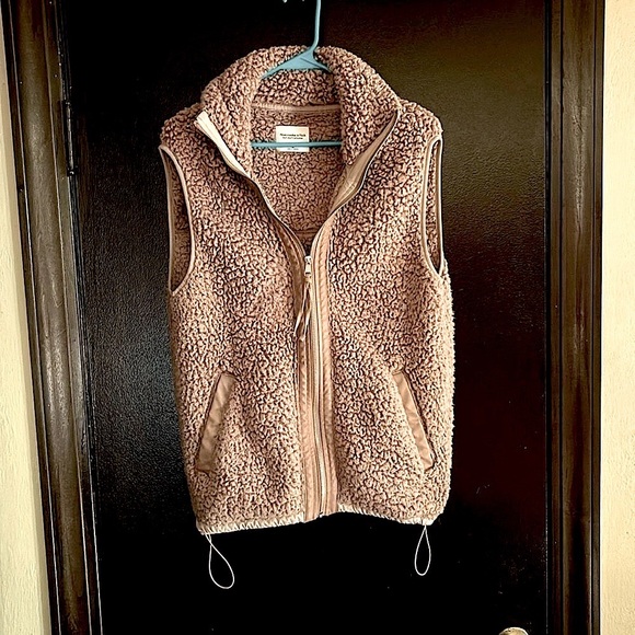 ❤️ABERCROMBIE SHERPA VEST ❤️ - Picture 1 of 6